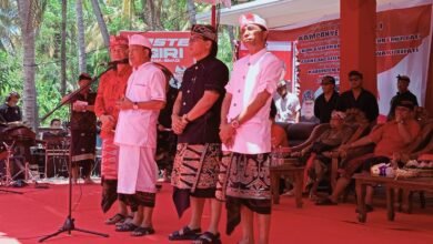 Ket: Pasangan Calon Gubernur dan Wakil Gubernur Bali Koster- Giri saat Kampanye di Desa Tianyar, Kecamatan Kubu, Karangasem, Senin (30/9).