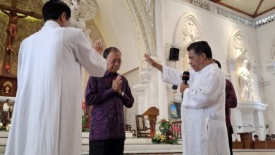 Momentum saat Wayan Koster, Gubernur Terpilih Periode 2024-2029 Didoakan oleh Pastor dan Seluruh Umat Katolik di Gereja Katedral Roh Kudus, Rabu (1/1/2025).